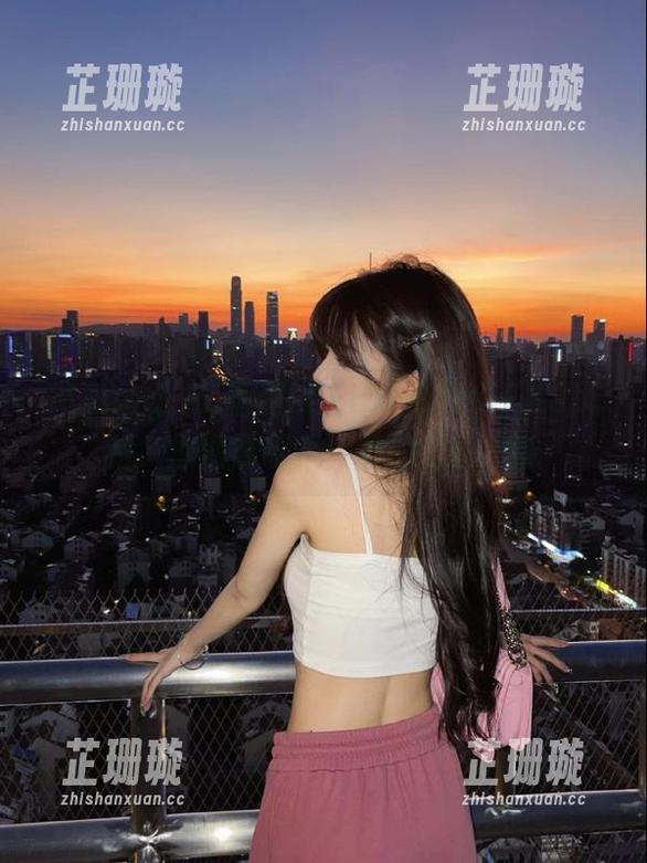 Myung Ah借用LEEHIEEXPRESS风格，原图展现不一样的写真趣味